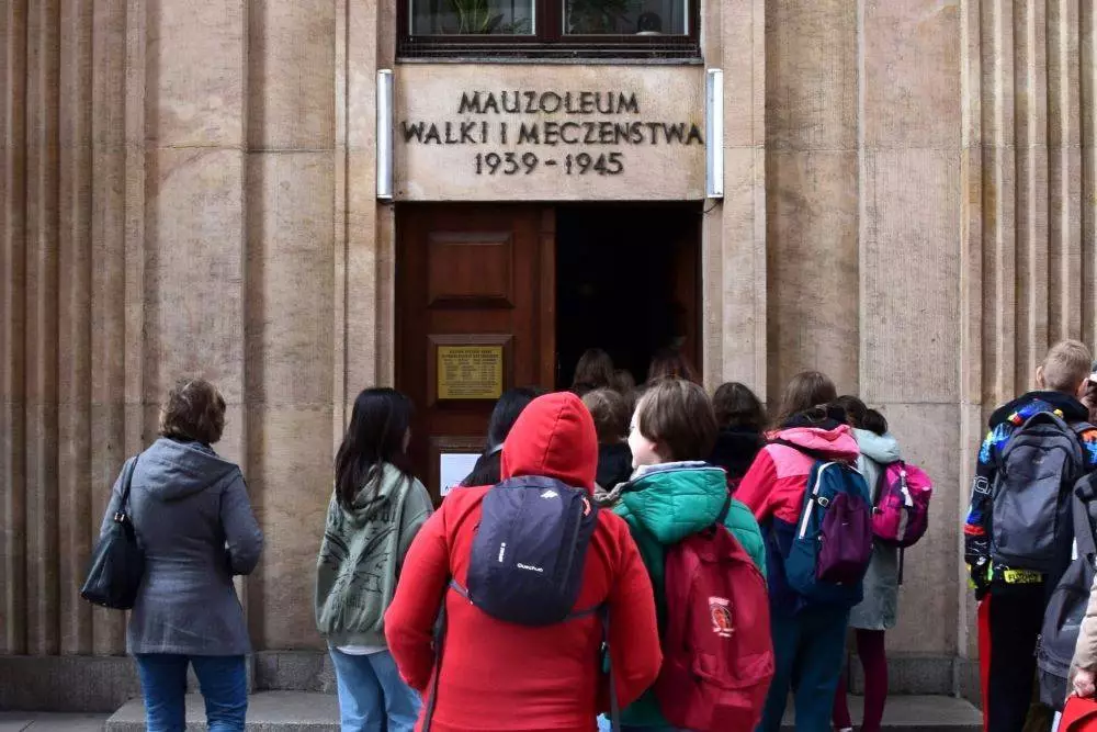Zwiedzanie autentycznych wnętrz dawnego aresztu gestapo 