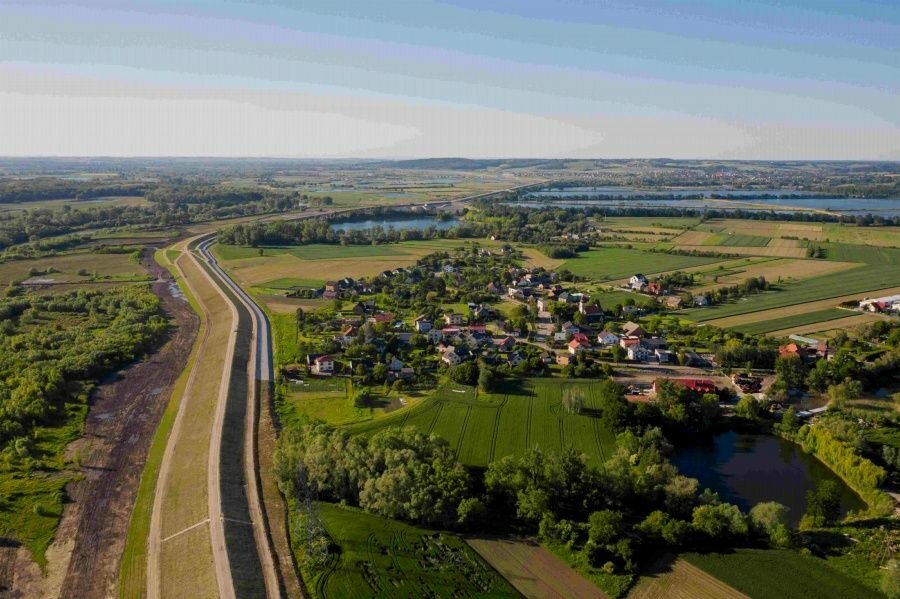 Zapora boczna zbiornika 